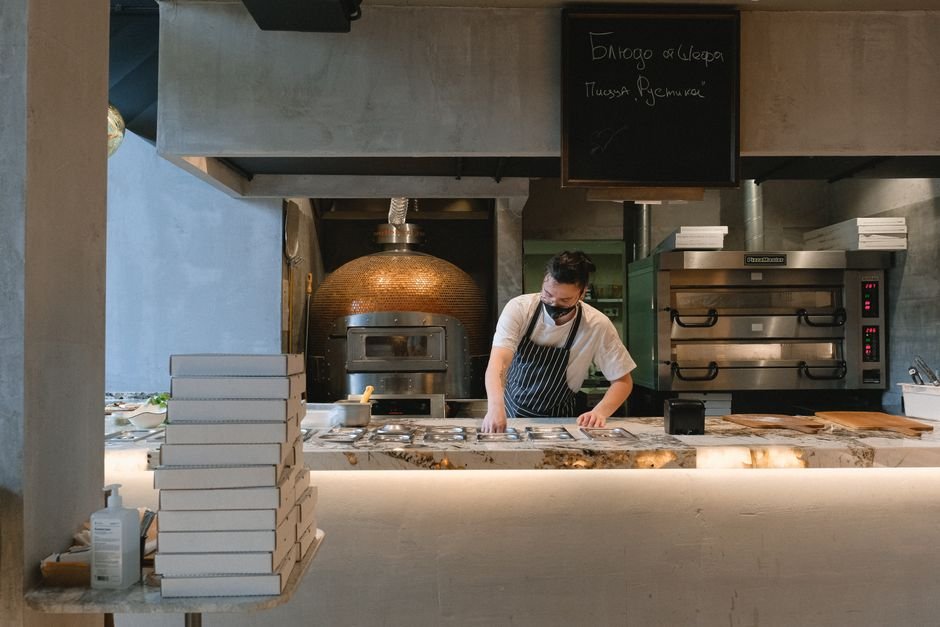 A pizza counter during service
